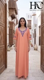 ⁦جلابية نسائية من القطن المصري الطبيعي 100% – بارد وناعم جدًا بتطريز أنيق-زهور ١٧⁩ - الصورة ⁦3⁩