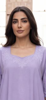 ⁦ثوب نسائي أصفر من القطن المصري الطبيعي 100% – بارد وناعم جدًا بتطريز أنيق-زهور ١٥⁩ - الصورة ⁦5⁩